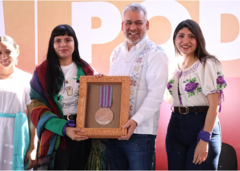 Jennifer, la científica que enseña a las niñas a tocar las estrellas, recibió la Presea Eréndira