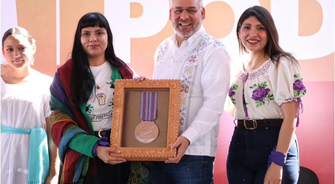 Jennifer, la científica que enseña a las niñas a tocar las estrellas, recibió la Presea Eréndira