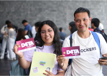 Continúa entrega de chips D4TA en escuelas y centros de distribución