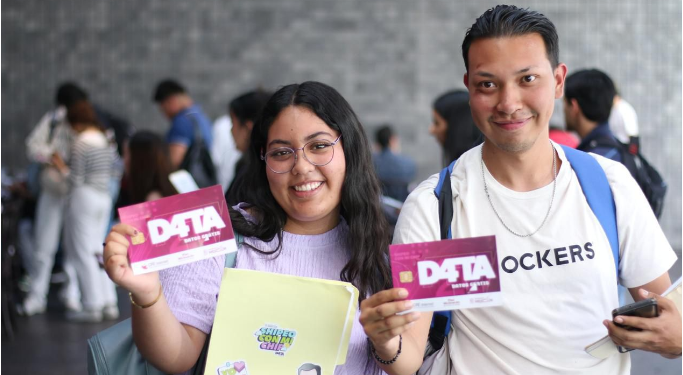 Continúa entrega de chips D4TA en escuelas y centros de distribución