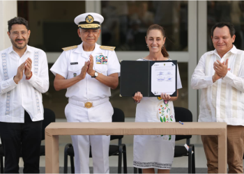 Recibe Martí Batres donación de antiguo Hospital Naval para brindar servicios médicos del ISSSTE en Yucatán