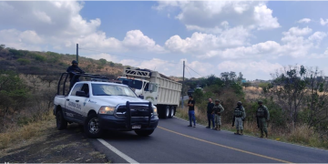 Restablece Guardia Civil libre tránsito tras bloqueo carretero en Cotija