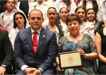 La educación inicial merece respaldo permanente: Baltazar Gaona durante entrega de Medalla al Mérito Docente