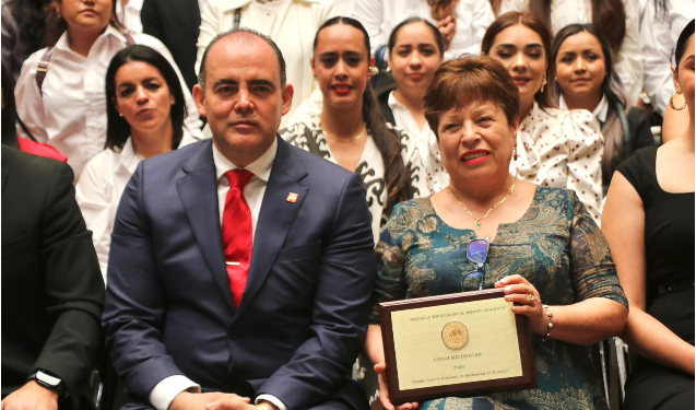 La educación inicial merece respaldo permanente: Baltazar Gaona durante entrega de Medalla al Mérito Docente