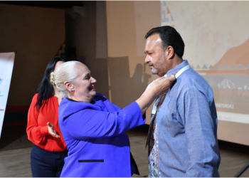 Reconocen a Julio Arreola durante cumbre internacional de derechos humanos en Pátzcuaro