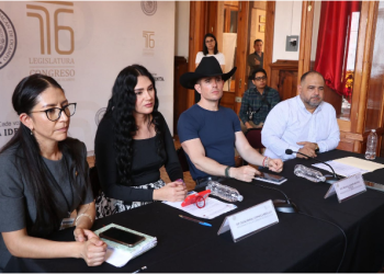 Diana Espinoza refrenda su compromiso con la educación y atiende a integrantes de Unidad Magisterial de la Sección XVIII