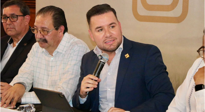 Respalda Reyes Galindo a productores artesanales de mezcal en Michoacán