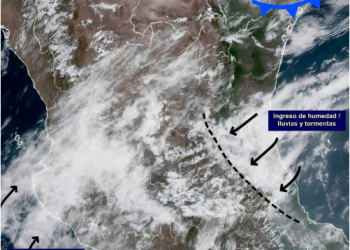 Actualización: Las imágenes de satélite confirman la presencia del #FrenteFrío50 en la región noreste, mientras un flujo de humedad comienza a ingresar hacia México.