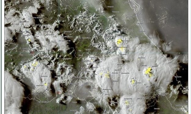 De 18 a 21 h, para el Centro del país se pronostican chubascos con #Lluvias puntuales fuertes, descargas eléctricas, posible caída de #Granizo y rachas de #Viento de 30 a 50 km/h en: