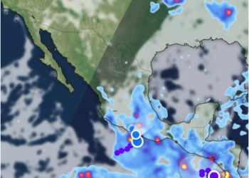 De acuerdo con información de @conagua_clima, la interacción de la depresión tropical Dos-E en el océano Pacífico, una vaguada en niveles medios y altos de la atmósfera, canales de baja presión e inestabilidad atmosférica mantendrá el temporal de lluvias en gran parte del país durante esta noche y madrugada del lunes.