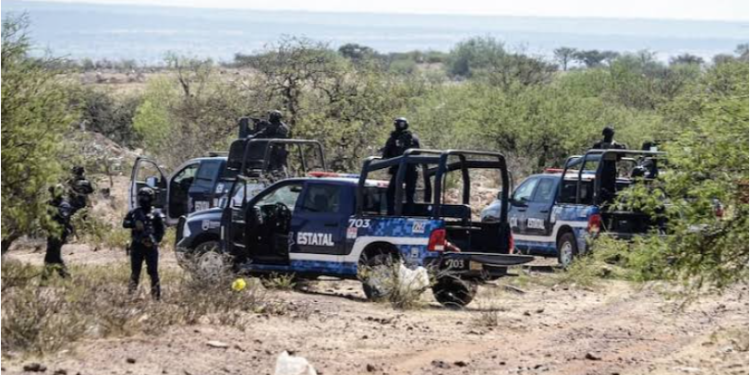 Fuertes enfrentamientos armados en dos comunidades de Apatzingán