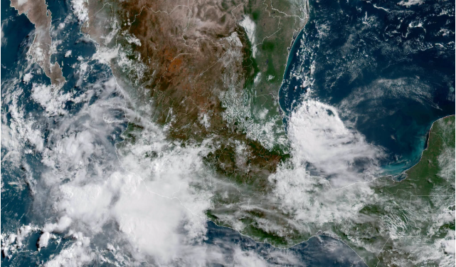 Jueves, con lluvias y tormentas dispersas debido al avance de una onda tropical al sur de México.