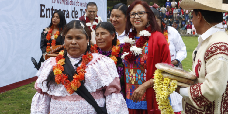 Bienestar entrega tarjetas con recursos del FAISPIAM a tesoreras del pueblo mazahua en el Estado de México: Leticia Ramírez