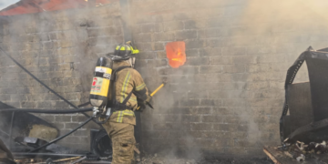 Atiende PC Estatal incendio en fábrica de reciclaje en Morelia
