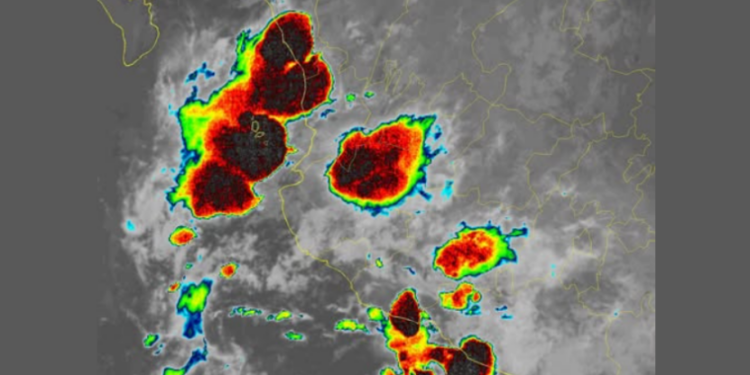 Así se observan esta madrugada los núcleos de tormenta en el occidente del país, los cuales generan lluvias y tormentas.