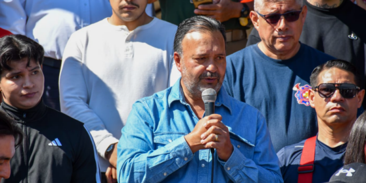 Julio Arreola reconoce labor de bomberos durante el Reto Estribo 2026