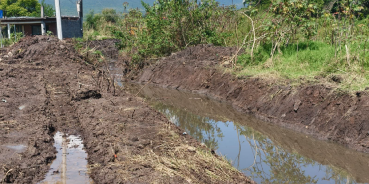 Avanza al 60% la limpieza del canal entre La Mintzita y San Juanito Itzícuaro en Morelia