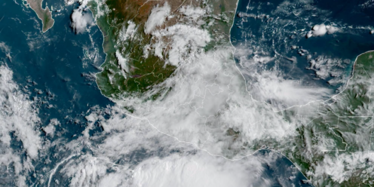 Lunes, con lluvias fuertes a muy fuertes debido al avance de una onda tropical en México.