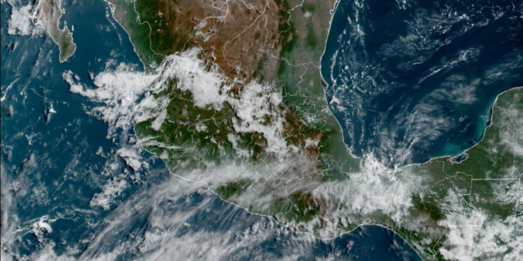 Miércoles, con lluvias fuertes de manera dispersa debido al avance de una onda tropical; continuará el calor.