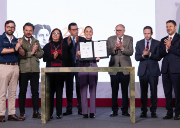 Presidenta firma decreto para creación de 12 mil 750 consultorios del Servicio Universal de Salud; entran en operación en enero de 2027
