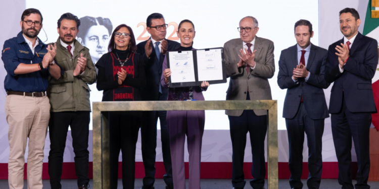 Presidenta firma decreto para creación de 12 mil 750 consultorios del Servicio Universal de Salud; entran en operación en enero de 2027   