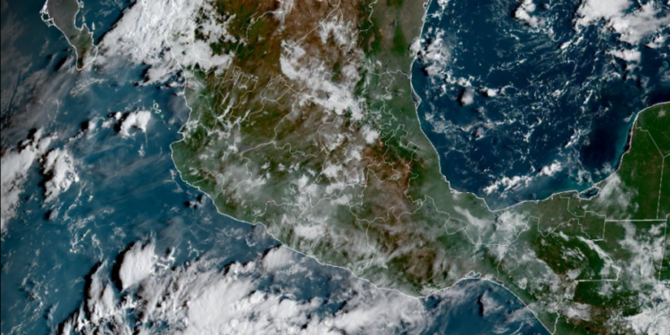 Sábado, con lluvias fuertes en el transcurso de la tarde y noche por sistemas tropicales; continuará el calor.