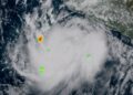 ÚLTIMA HORA | Polo se fortalece rápidamente como huracán frente a las costas de Michoacán.