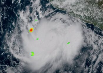 ÚLTIMA HORA | Polo se fortalece rápidamente como huracán frente a las costas de Michoacán.