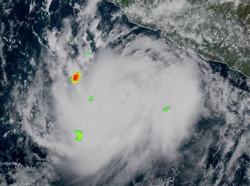 ÚLTIMA HORA | Polo se fortalece rápidamente como huracán frente a las costas de Michoacán.