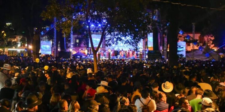 Pátzcuaro celebra su 492 aniversario con saldo blanco durante el concierto de Edwin Luna y La Trakalosa de Monterrey