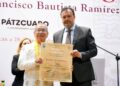 Julio Arreola entrega la XLIV Presea Vasco de Quiroga a Francisco Bautista Ramírez por su legado purépecha