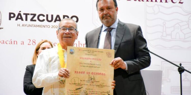 Julio Arreola entrega la XLIV Presea Vasco de Quiroga a Francisco Bautista Ramírez por su legado purépecha