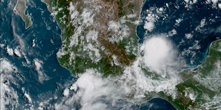 Miércoles, con lluvias fuertes a intensas debido al avance de ondas tropicales en México.