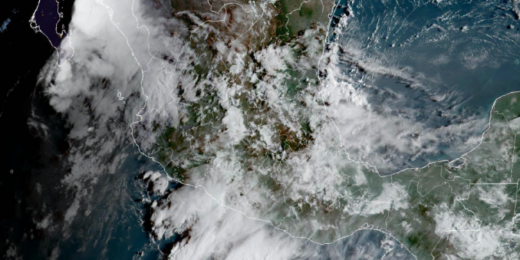 Lunes, continuando las lluvias fuertes debido al avance de una onda tropical en México.