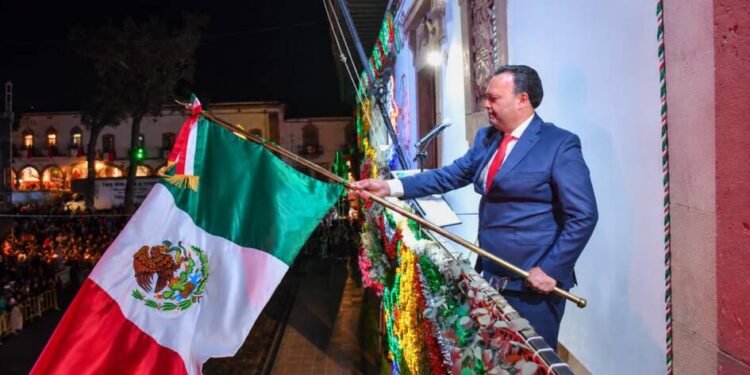 Julio Arreola encabezó el Grito de Independencia en Pátzcuaro ante miles de familias