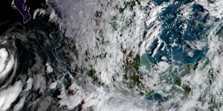 Sábado, con lluvias fuertes a muy fuertes debido a la presencia del sistema frontal e inestabilidad en altura.