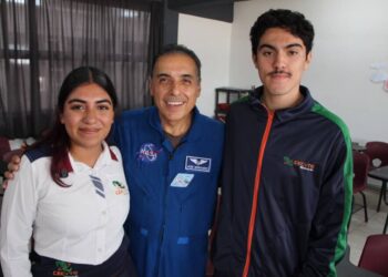 Orgullo michoacano en la NASA: Astronauta mexicano distingue a jóvenes del Cecytem