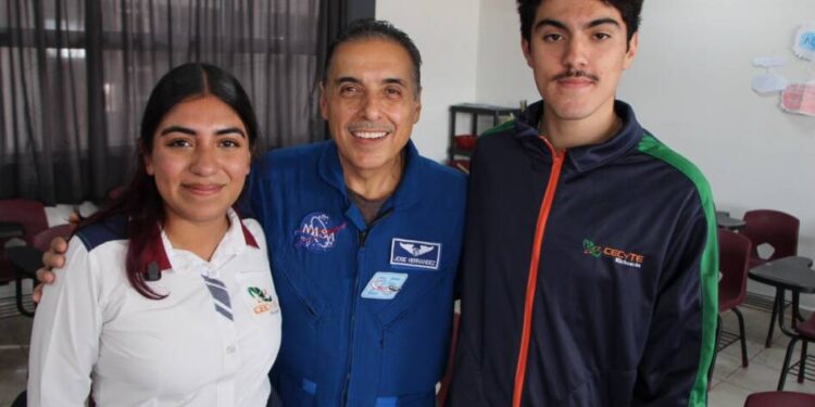 Orgullo michoacano en la NASA: Astronauta mexicano distingue a jóvenes del Cecytem