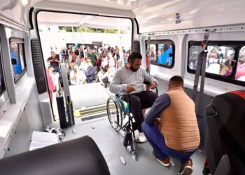 Garantizan transporte gratuito para continuidad en terapias de personas con discapacidad