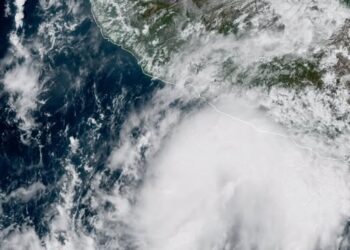 De acuerdo con un análisis meteorológico, se observa que el centro de la Depresión Tropical se ha reformado más al norte de lo estimado durante el transcurso de la mañana.