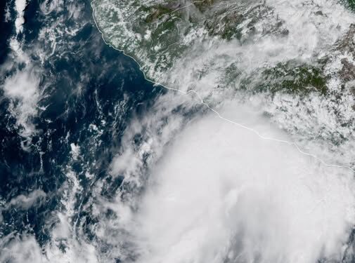 De acuerdo con un análisis meteorológico, se observa que el centro de la Depresión Tropical se ha reformado más al norte de lo estimado durante el transcurso de la mañana.