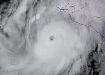¡HURACÁN SIMON SE FORTALECE Y MANTIENE EN ALERTA A JALISCO Y COLIMA!