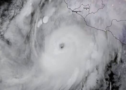 ¡HURACÁN SIMON SE FORTALECE Y MANTIENE EN ALERTA A JALISCO Y COLIMA!