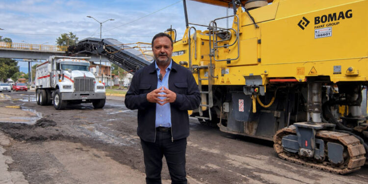 Inician trabajos de reencarpetamiento en la glorieta de Tzurumútaro y bacheo en vialidades de Pátzcuaro: Julio Arreola