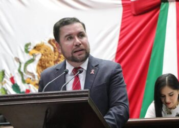 Presenta Reyes Galindo iniciativa para salvaguardar el respeto, la dignidad y la trayectoria de las maestras y maestros michoacanos