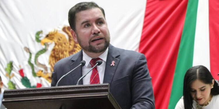 Presenta Reyes Galindo iniciativa para salvaguardar el respeto, la dignidad y la trayectoria de las maestras y maestros michoacanos