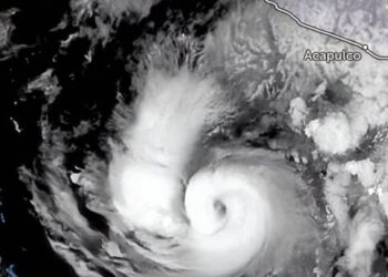 Trudy continúa como un intenso huracán frente a las costas de Michoacán y Guerrero; retoma el avance hacia el norte.