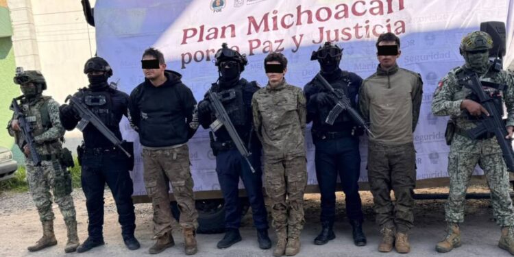 SSP y Defensa detienen a tres hombres presuntamente vinculados con célula delictiva en Jiquilpan