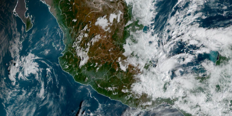 Martes, continuando las lluvias fuertes debido a la presencia de un sistema frontal estacionado.