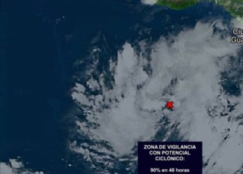 Esta tarde, la perturbación tropical #94E continúa mostrando signos de organización muy lejos de las costas de México.